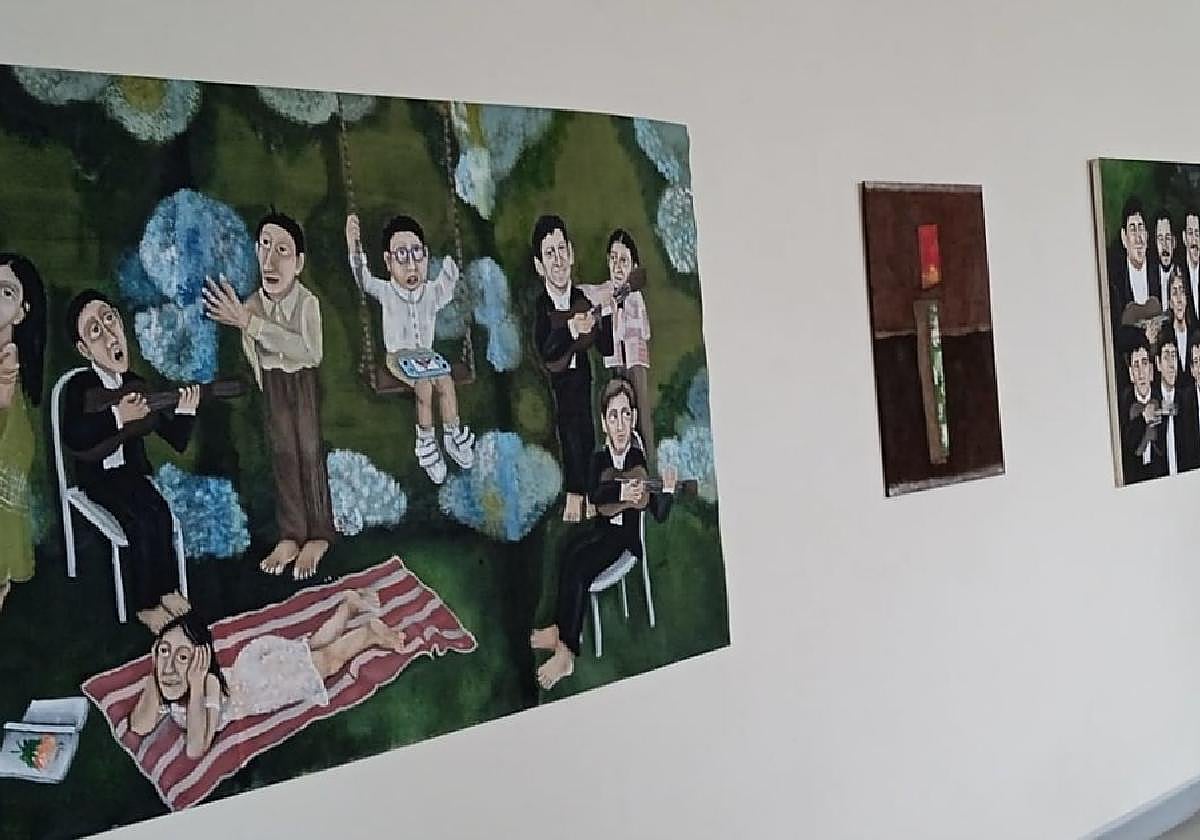 Algunas de las obras de la muestra 'Tú a rosas y yo a hortensias', en la sala Oxford.