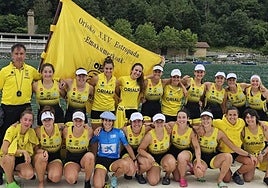 Patxi Frances bere arraunlariekin Orioko traineru estropada irabazi ostean