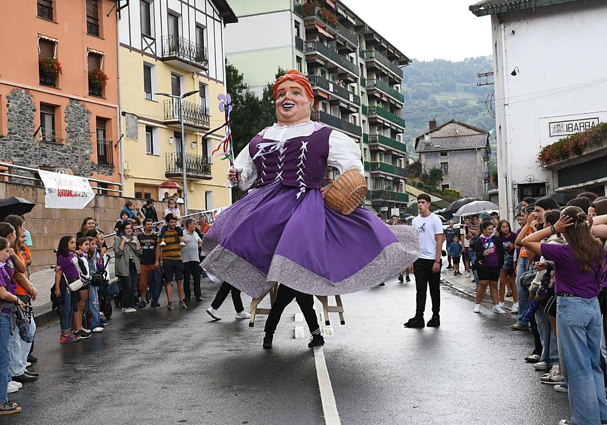 Bartola eta Bartolo. Erraldoiek kalejira egin zuten Giroarte dultzaina taldearen eta herritarrek osatutako txarangaren doinuekin.