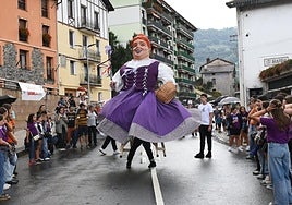 Bartola eta Bartolo. Erraldoiek kalejira egin zuten Giroarte dultzaina taldearen eta herritarrek osatutako txarangaren doinuekin.