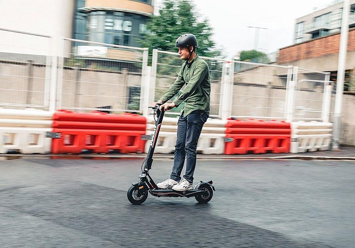 Tras varios incidentes, los patinestes y bicicletas eléctricas tendrán seguro.