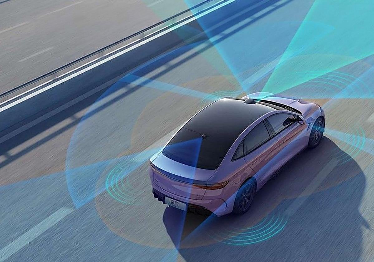 Carglass señala el automóvil Avatr 11 lleva 35 sensores: Tres sensores LiDAR, 13 cámaras de alta resolución, 6 radares de ondas milimétricas, 12 sensores ultrasónicos, y 1 cámara de monitorización del conductor.
