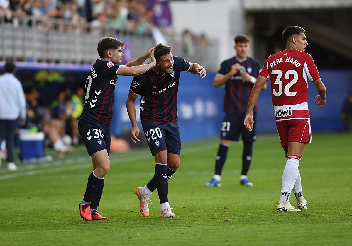 Garrido felicita a Martón tras el primer gol que marcó el de Villafranca.