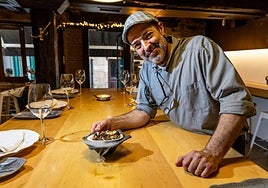 Gorka Irisarri muestra su pintxo 'Delicias del bufón'.