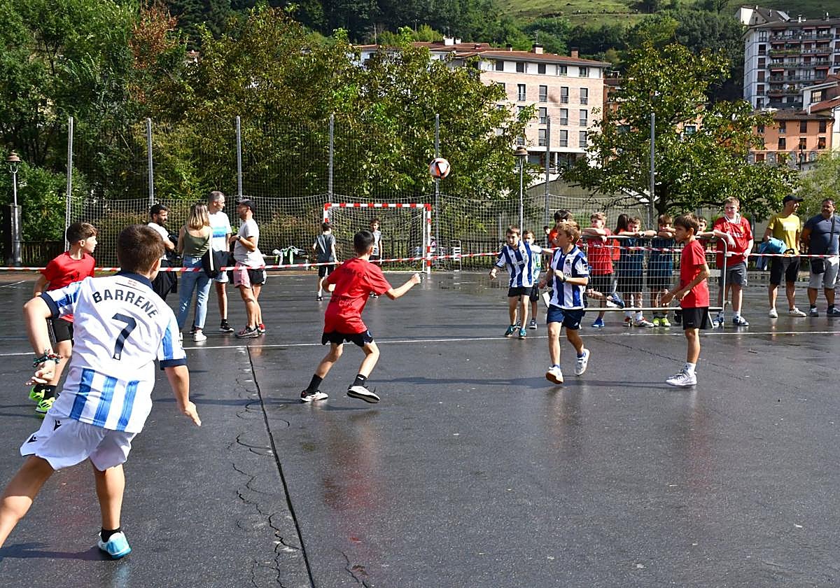 Emeterio Arrese plazan haurrentzako futbol txapelketa antolatu zuen Lauburu elkarteak talde ugariren parte hartzearekin.