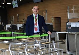 El director del Aeropuerto de San Sebastián, José Manuel Sánchez Losada, en la terminal de Hondarribia.