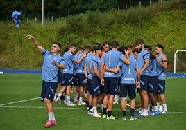 Barrenetxea arroja su chaqueta mientras preparan el pasillo a Gorrotxategi en el entrenamiento de este viernes en Zubieta