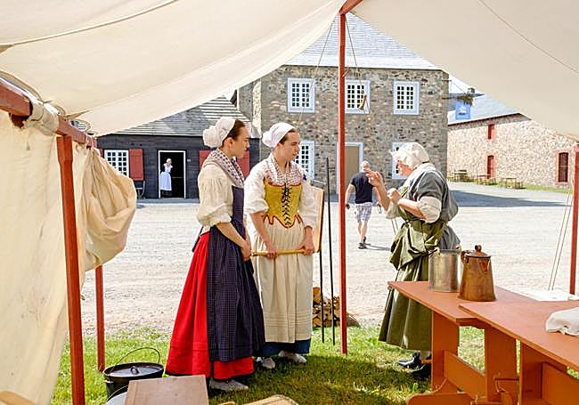 Louisbourgeko gotorlekuan, lanean, artxiboko irudi batean.