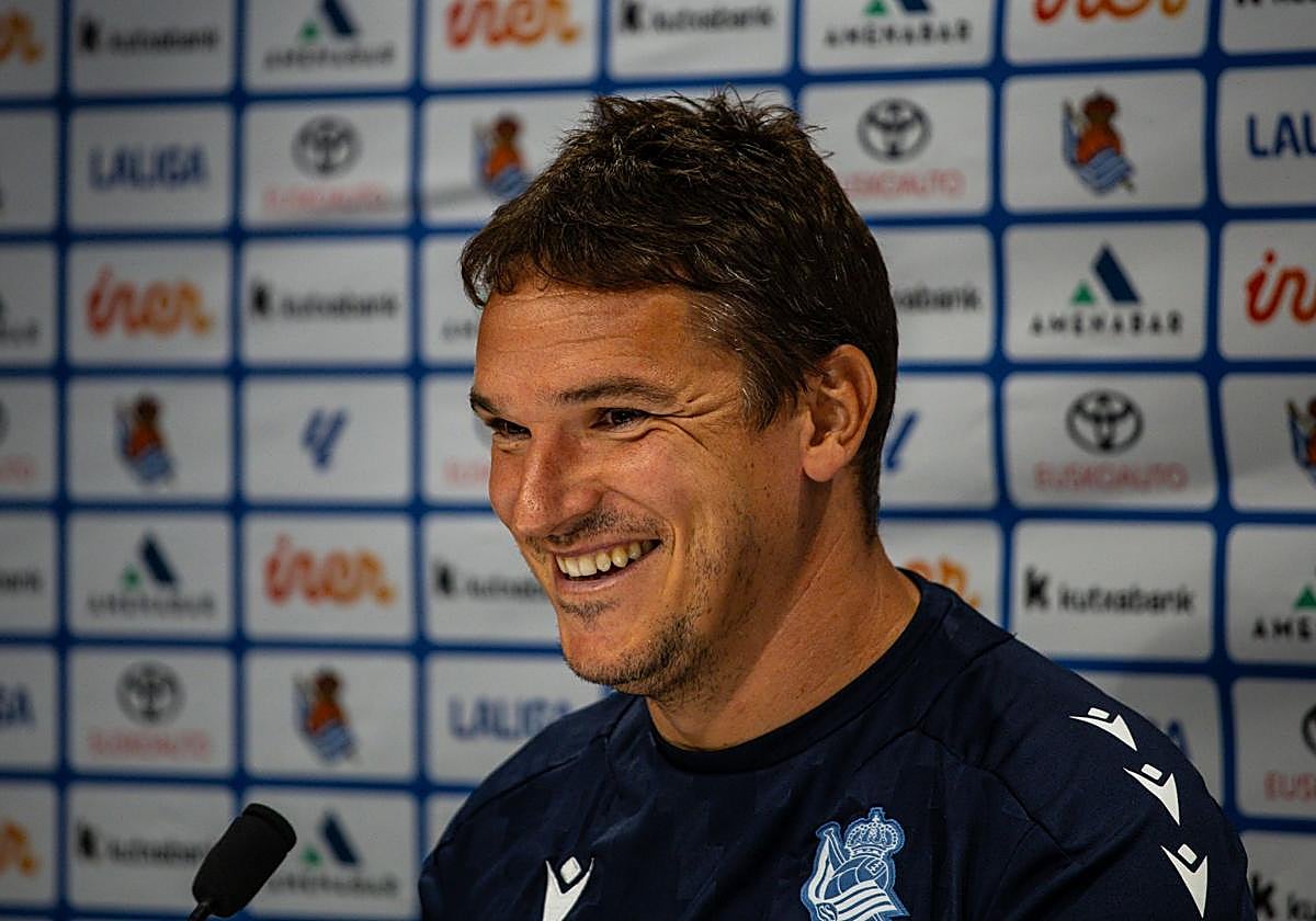 Jon Ansotegi sonríe durante su comparecencia de este viernes en Zubieta