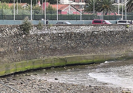 Denuncia J. A. Zalabardo: «Las piedras aparecidas junto al muro de costa proceden en su mayor parte del arranque del mismo. Los Servicios Municipales hicieron un refuerzo exterior de hormigón, pero no desde la roca sino desde el arena. Si no se pone remedio pronto, la reparación será mucho mayor».