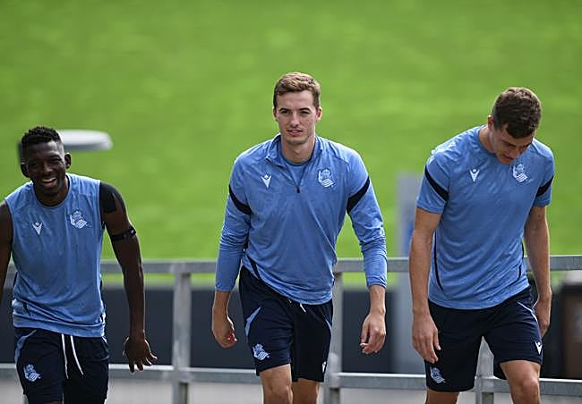 Jon Pacheco, en el entrenamiento de este viernes, flanqueado por Troaré