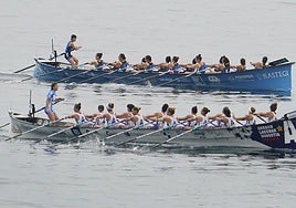 Arraun Lagunak y Tolosaldea reman en la Ikurriña de Zarautz durante el fin de semana pasado.