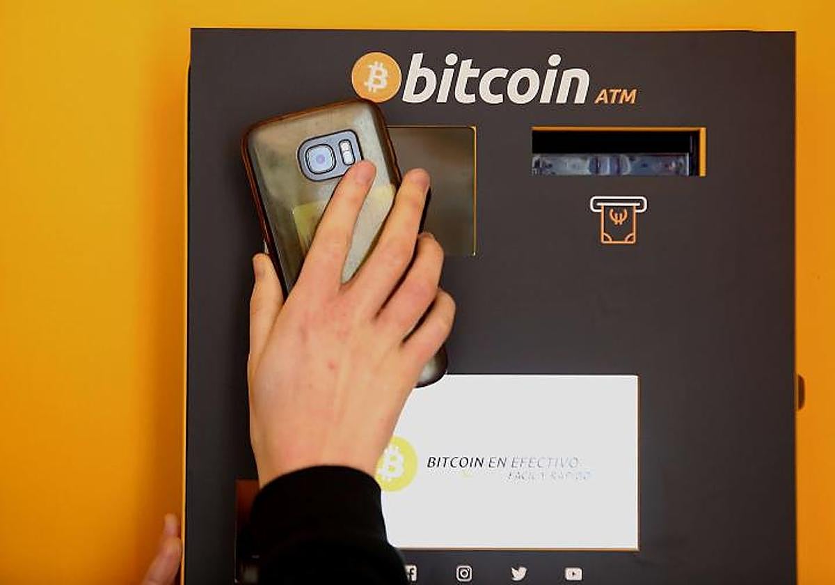 Una inversora saca dinero de un cajero cripto en Donostia.