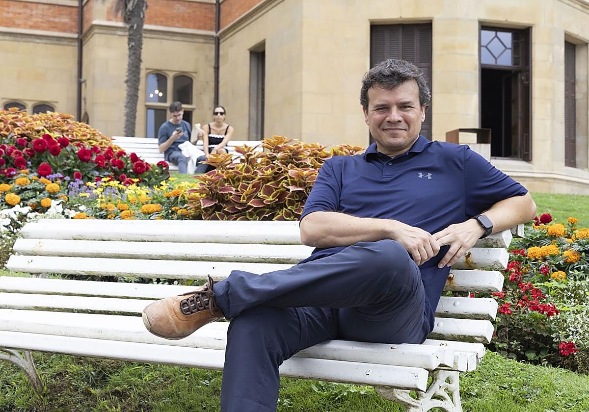 Pablo Jarillo-Herrero, sentado ante el Palacio Miramar, durante su estancia en Donostia esta semana