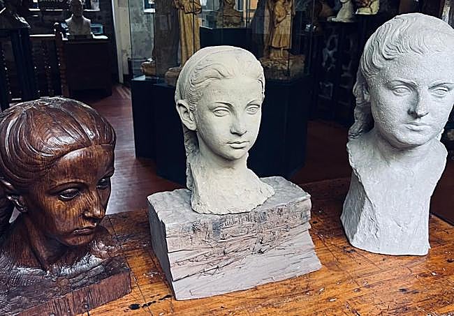 Obras del escultor Julio Beobide en su taller.