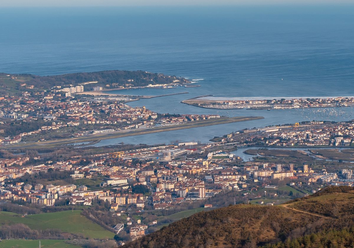 Vista general del Aeropuerto de San Sebastián, en el centro de la bahía del Txingudi
