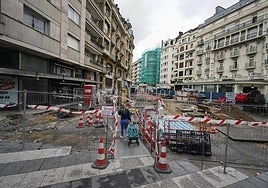 Plaza Xabier Zubiri. Los trabajos en la plaza junto al Hotel Londres afrontan ya la fase final de reurbanización y concluirán a finales de septiembre.