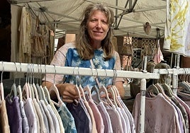 Sandra Clivillé, ordenando su ropa en la feria.