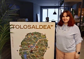 Maite Arregui posa junto un mapa que muestra la comarca de Tolosaldea.