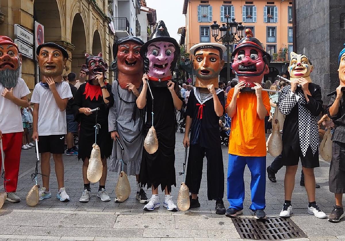 Foto grupal de los cabezudos que han hecho correr a los más pequeños durante las fiestas.