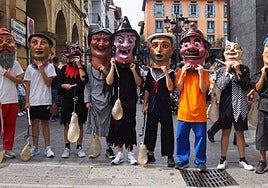 Foto grupal de los cabezudos que han hecho correr a los más pequeños durante las fiestas.