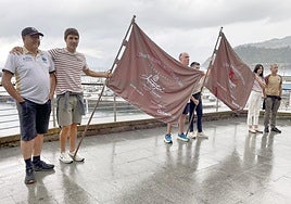 Udaleko eta Getariako Arraun Elkarteko ordezkariak banderen aurkezpenean.