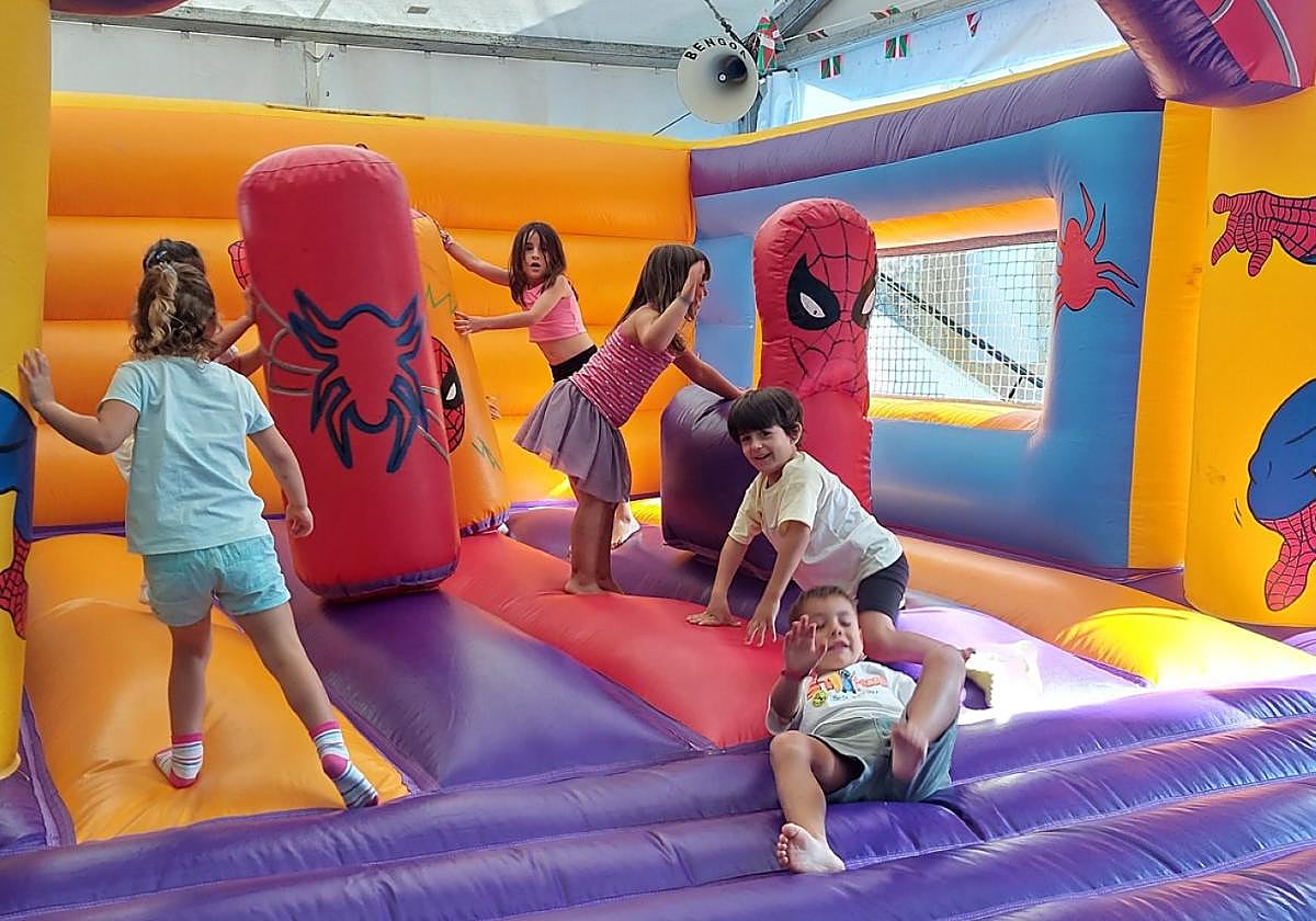 Los niños fueron los principales protagonistas en el inicio de las fiestas de Ergobia ayer por la tarde.