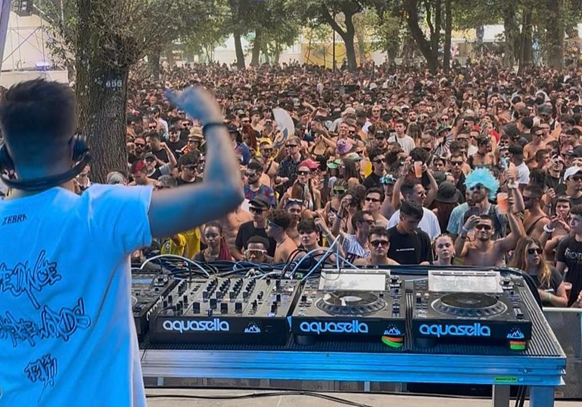 Miles de personas siguieron la sesión de Alain Fanegas, la primera de la última jornada del Aquasella.