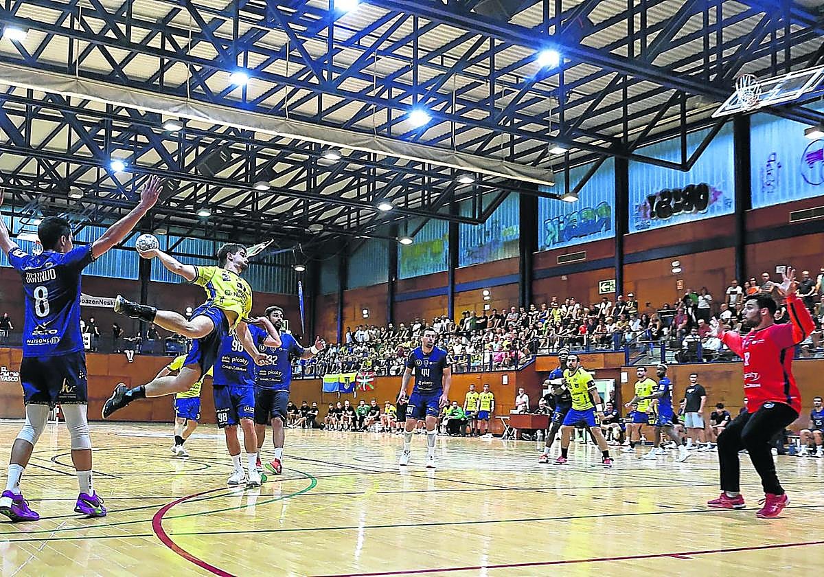 El polideportivo de Egia se llenó de aficionados que disfrutaron del espectáculo que brindaron Bidasoa y Limoges