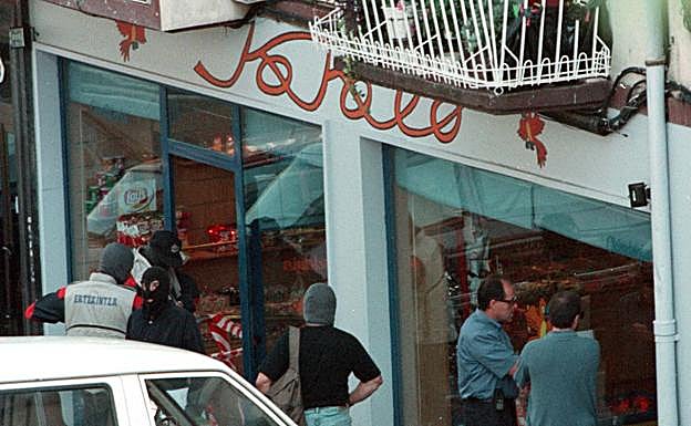 Ertzainas en la tienda de chucherías donde ETA asesinó a Indiano.