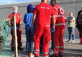 La Cruz Roja atiende a los migrantes.