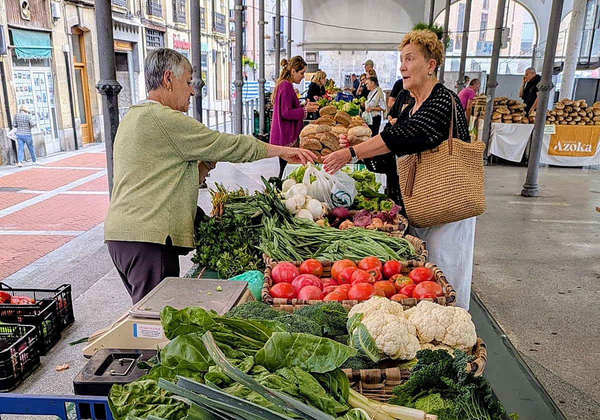 Los abarrotados puestos de verdura del Zerkausi.