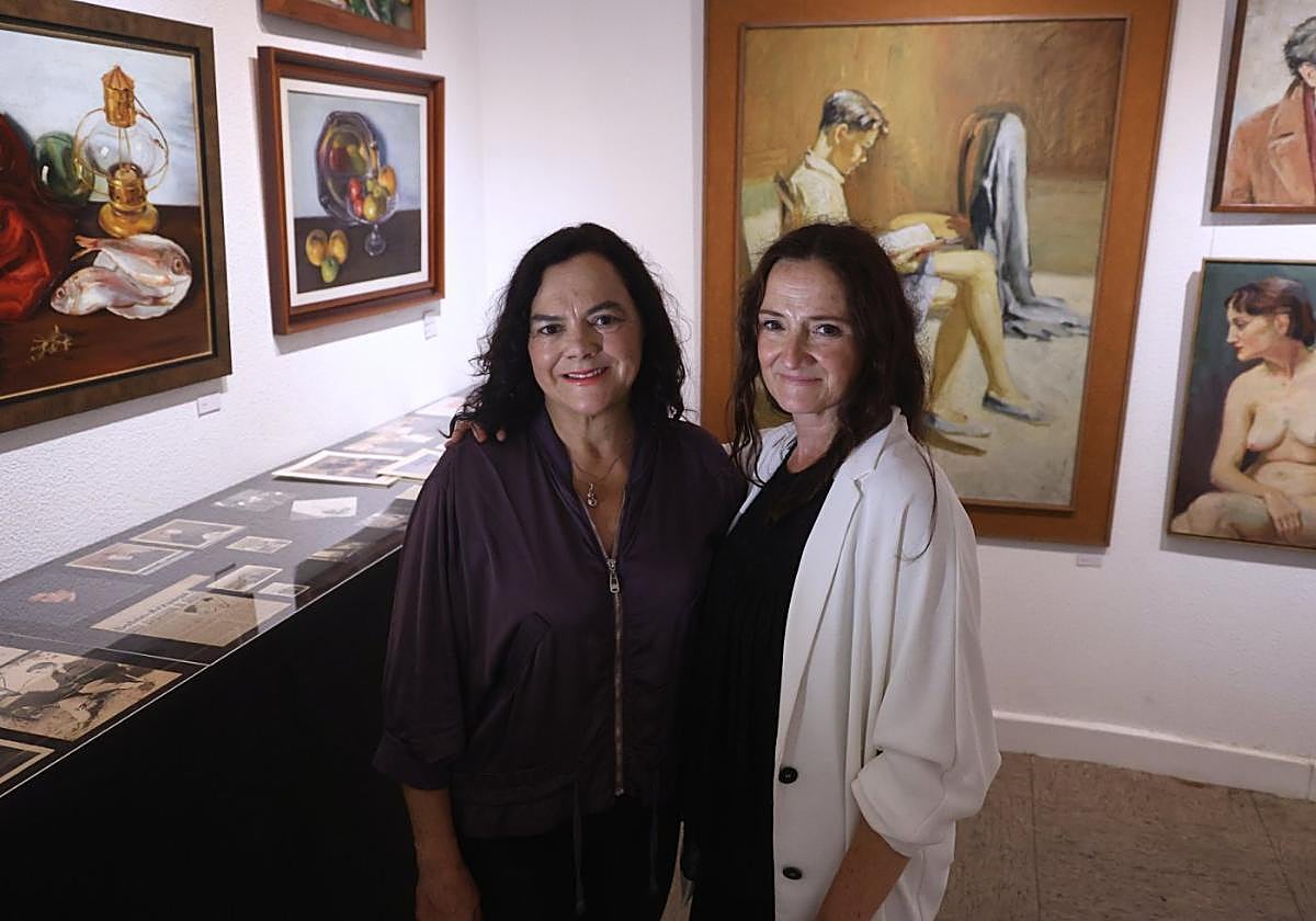 Lupe y Elena, en la Asociación Artística de Gipuzkoa rodeadas de las obras de su padre.