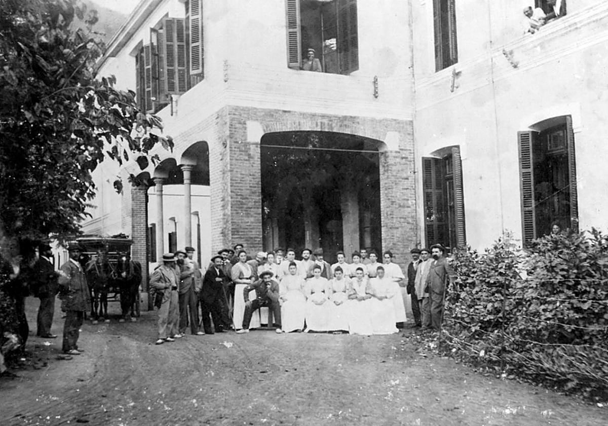 Julia Orbe inició su andadura profesional arrendando en el balneario de Alzola en 1876. En 1877 está al frente del de Betelu.