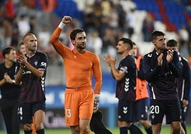 La plantilla del Eibar saludando a la afición tras el estreno en Ipurua con goleada 3-0 ante el Granada.