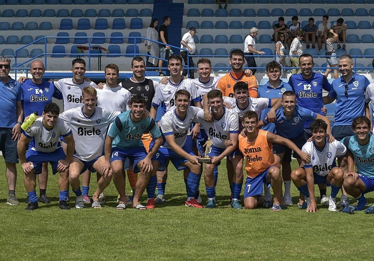 Lagun Onak taldeko jokalari eta entrenatzaileak, oroimenezkoaren garaikurrarekin.