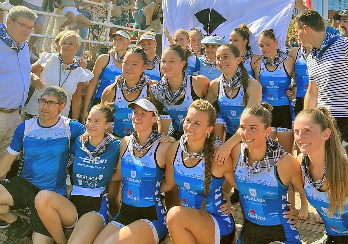 Zarautz Gesalaga Okelan taldeko neskak, garailearen zapiak lepoan dituztela Bilbon.
