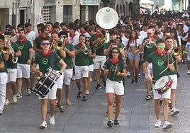 Como es habitual, tras el lanzamiento deltxupinazo tuvo lugar un multitudinario pasacalles con la txaranga Mauxitxa.