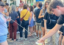 Jendez gainezka egon zen Madalen plaza atzo arratsaldean, inguruko sagardotegian sagardoa dastatzeko irrikaz.