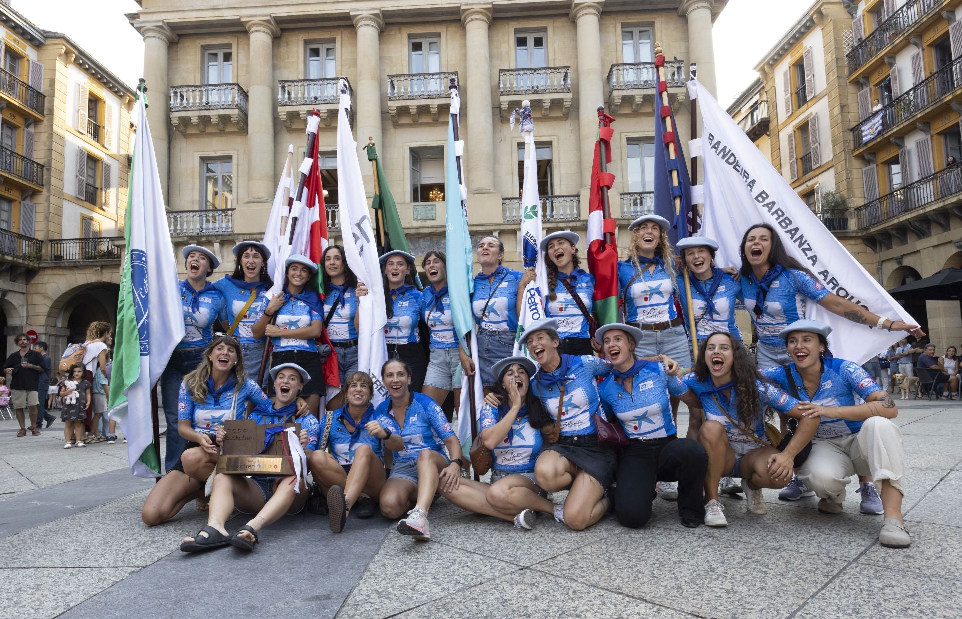 Arraun Lagunak celebra la liga a lo grande