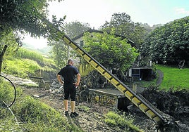 Patxi Ulanga observa el poste de electricidad, que continúa inclinado y sostenido por los cables.