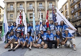El equipo de Arraun Lagunak celebra el título en la plaza de la Constitución.