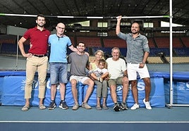 Pablo, Javi, Carlos, Lili, Erika, Ramón padre y Ramón hijo, en la colchoneta de altura del velódromo de Anoeta, donde tantas horas ha invertido esta familia donostiarra.