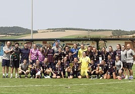 Las jugadoras del Eibar tras recibir el trofeo y las medallas como ganadoras de la Euskal Herria Kopa.