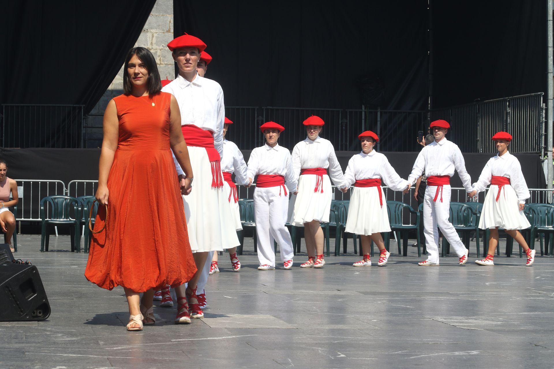 La alcaldesa de Elgoibar, Maialen Gurrutxaga, tuvo el honor de abrir la LXXXIX Soka-dantza interpretada por dantzaris del grupo Haritz.
