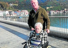 Patxi Zabalegi, junto a su esposa Margarita, a la que cuida a diario salvo cuando acude a las estancias de respiro.