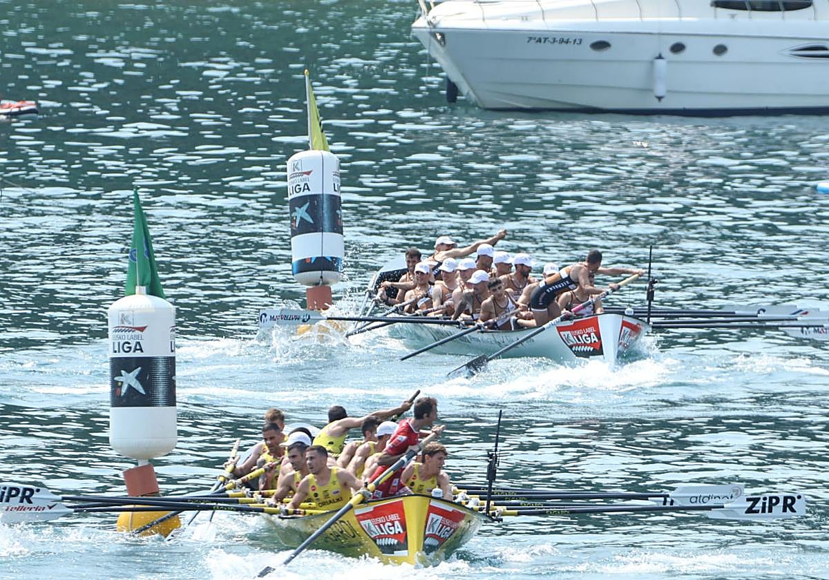 Zierbena y Orio, en plena ciaboga ayer en Getaria.