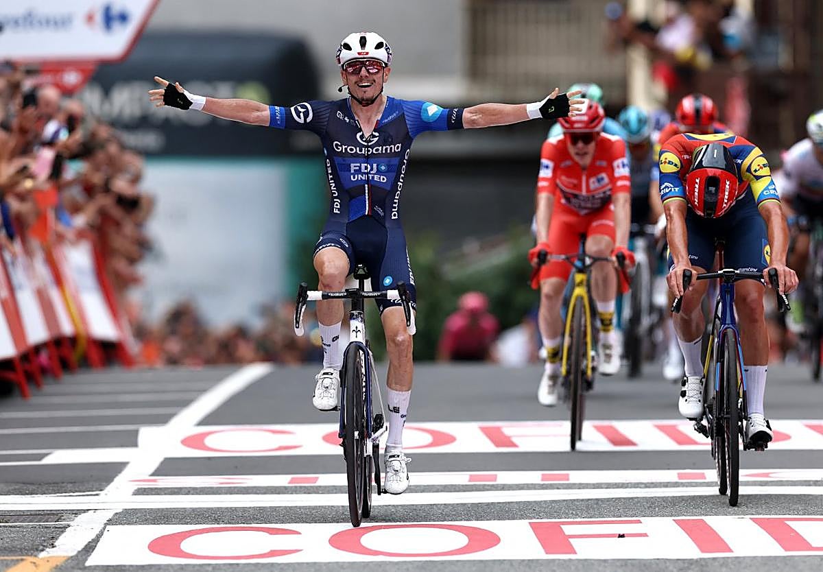 David Gaudu celebra la victoria en Ceres por delante de un Mads Pedersen abatido.