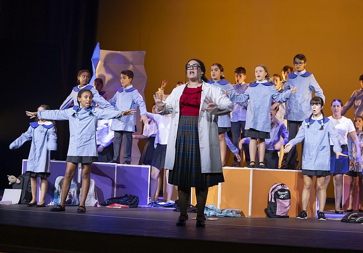 Los creadores, promotores y algunos protagonistas de la ópera 'Nizugu', esta mañana en el Teatro Victoria Eugenia durante la presentación de la obra.