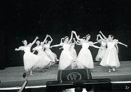 Ballet clásico en el escenario del Victoria Eugenia en el año 1950.